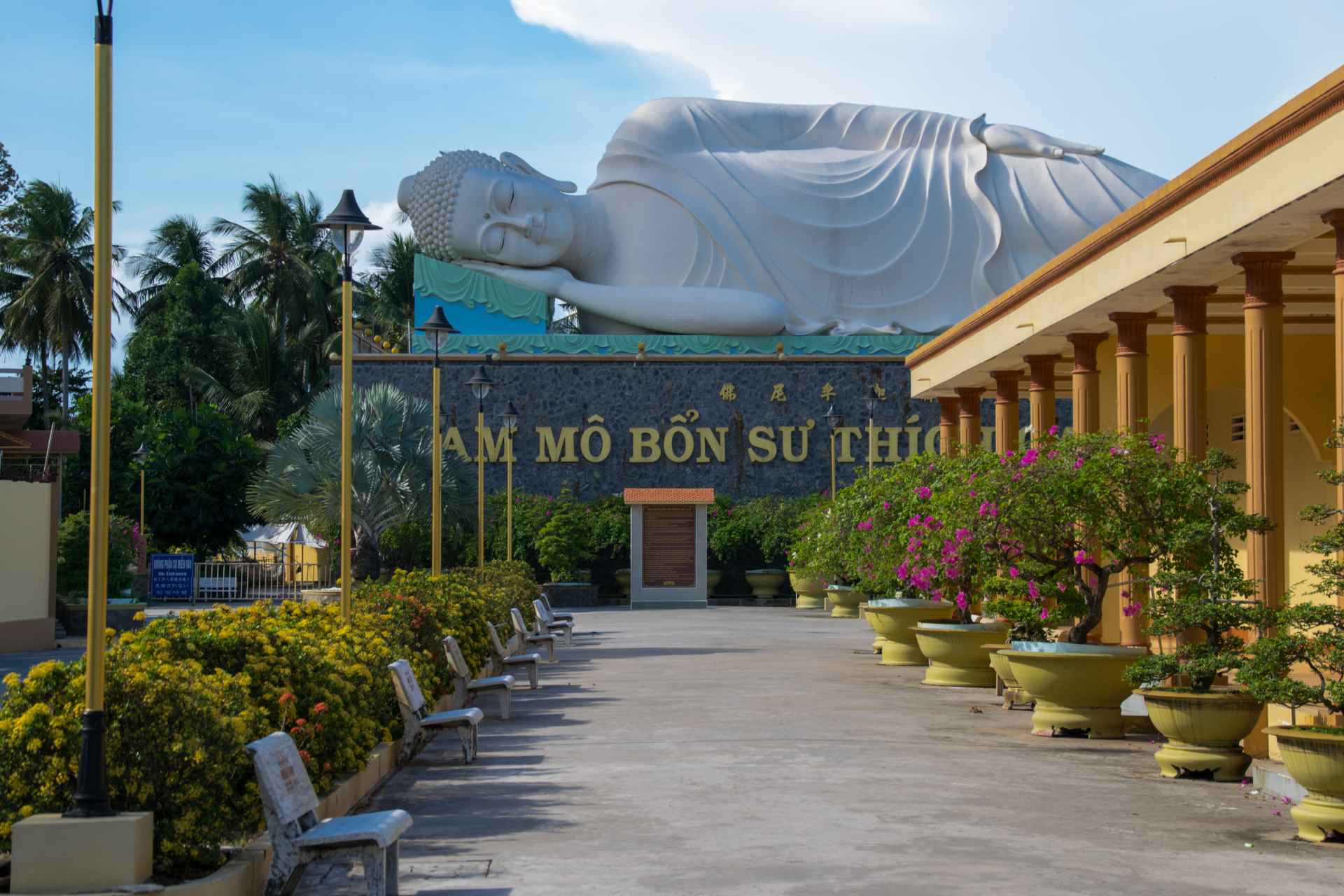 Lie Down Buddha Statue